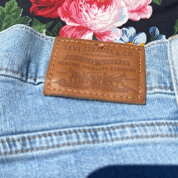 Levi’s Premium Italian Denim 724 high rise straight distress jean light blue 26 - Picture 8 of 10